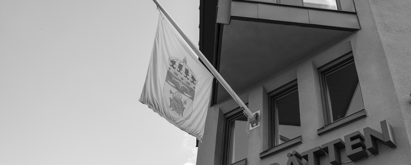 Tingsrättsbyggnad med flagga.