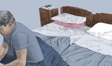 Illustration av en man som sitter på foten av en säng och tittar ner.