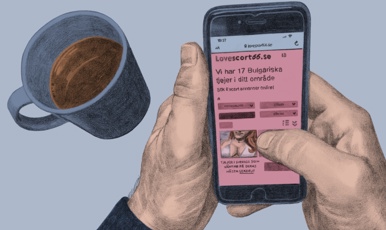 Illustration av ett par händer som håller i en mobiltelefon. En kaffekopp står bredvid.