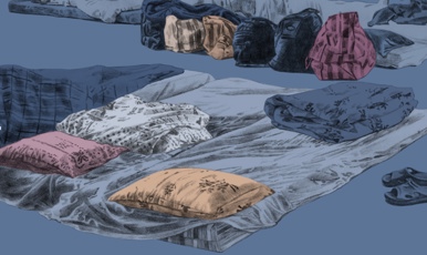 Illustration av en sovsal där madrasser med kuddar och täcken ligger på golvet. Väskor och kassar står på golvet.