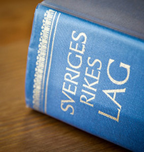 Sveriges Rikes Lagboken liggandes på ett bord med titeln i närbild